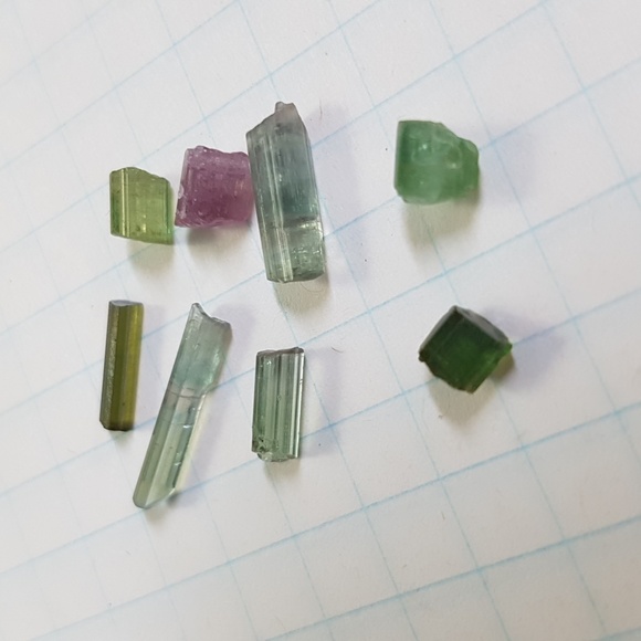 10.6ct rough tourmaline gemstone crystal lot - Picture 4 of 4